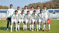 Pemain Timnas Indonesia U-19 foto bersama sebelum bertanding melawan Korea Selatan pada laga ketiga kualifikasi Piala Asia U-19 2018 di Paju Public Stadium, Korsel (4/11). Timnas kalah 4-0 dari Korsel. (AFP Photo/Kim Doo-Ho)