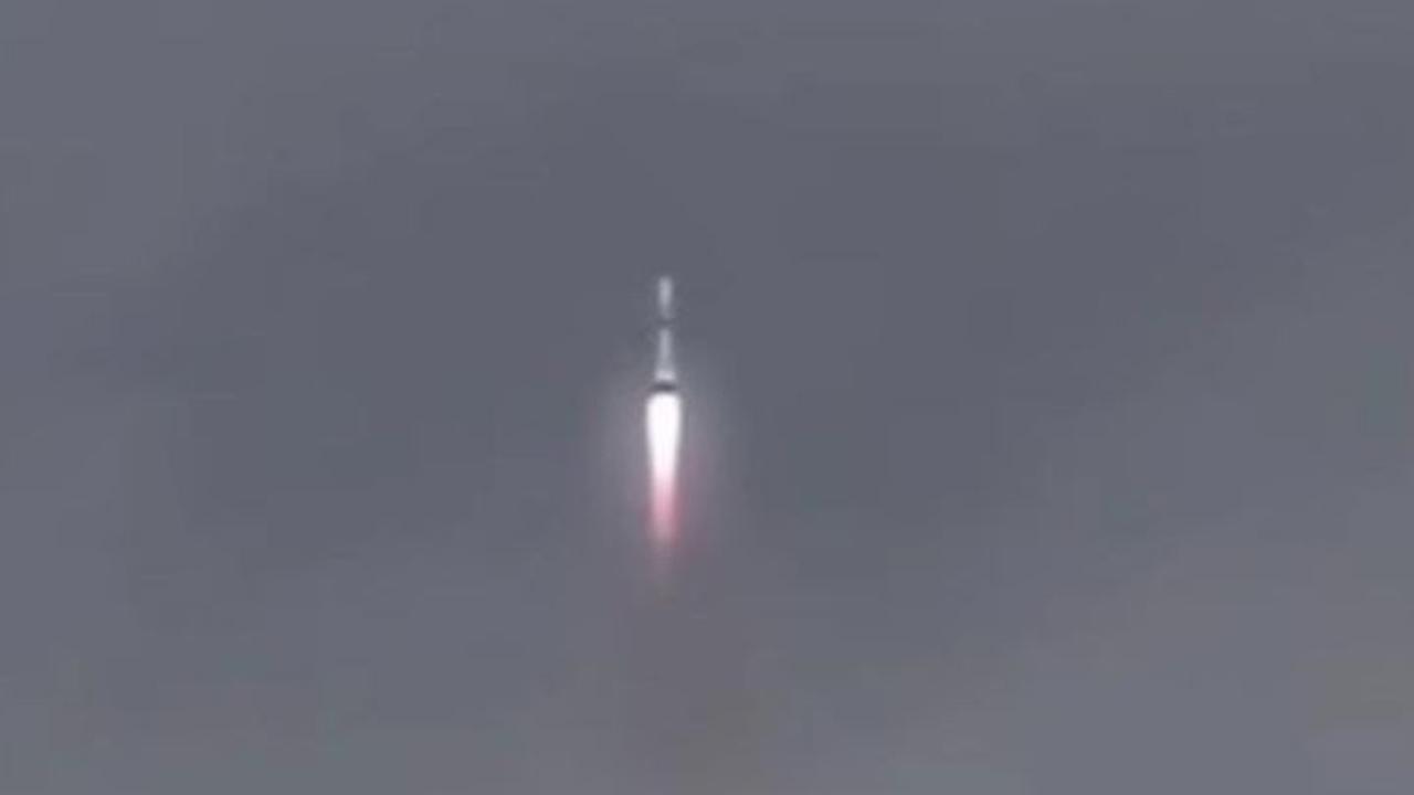 Foto Mengerikannya Kilatan Petir di Atas Langit, Ada yang Terlihat Menyambar Roket