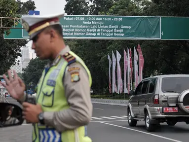 Petugas saat menegur pengendara di jalan Medan Merdeka Barat, Jakarta, Jumat (5/8). Berdasarkan data Polda Metro Jaya, terhitung 27 Juli hingga 3 Agustus 2016 jumlah pelanggaran ganjil-genap mencapai 5.947 pelanggar. (Liputan6.com/Yoppy Renato)