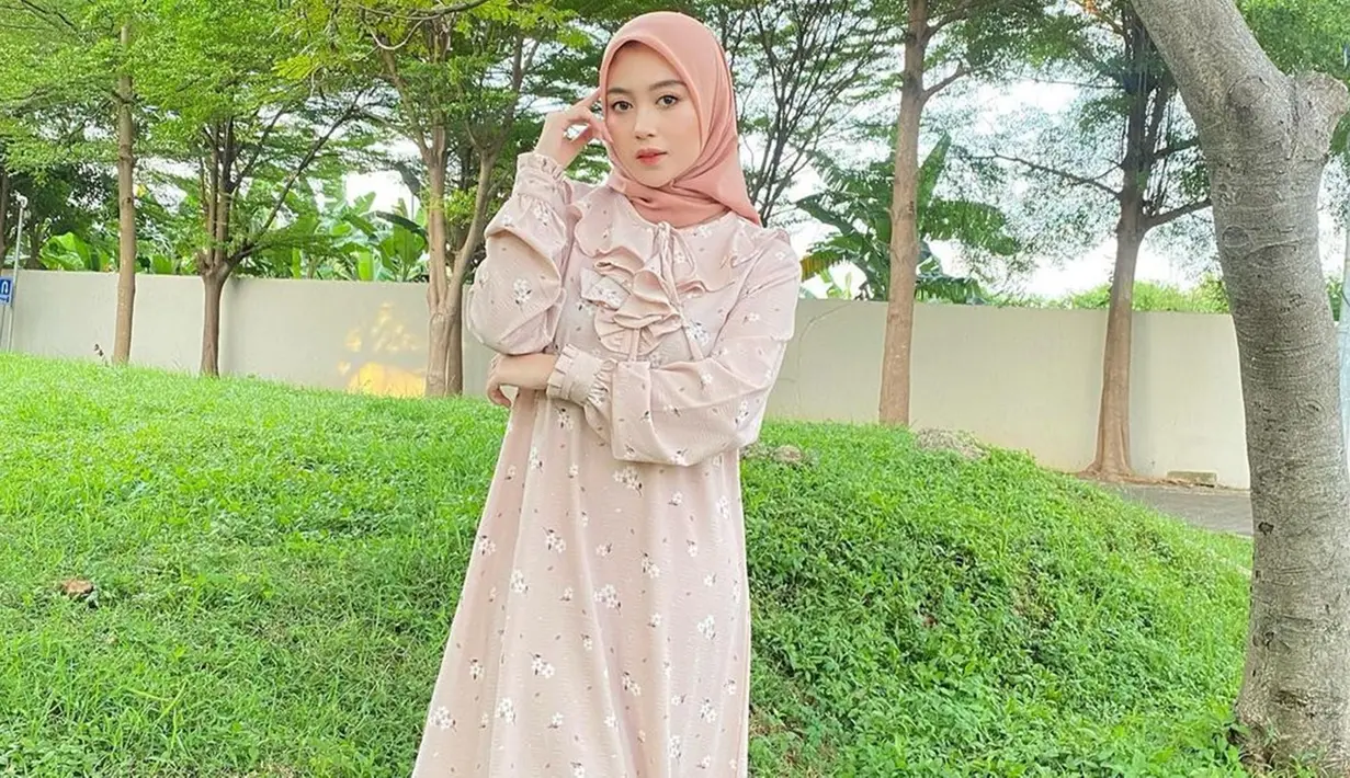 Penampilan Nabilah Ayu yang mantap berhijab ini mendapat banyak dukungan. Meski masih belajar mengenakan hijab, tak sedikit orang yang mendoakan Nabila agar tetap istiqomah. Ia tak jarang tampil mengenakan gamis dan hijab kekinian.
(Liputan6.com/IG/@nblh.ayu)
