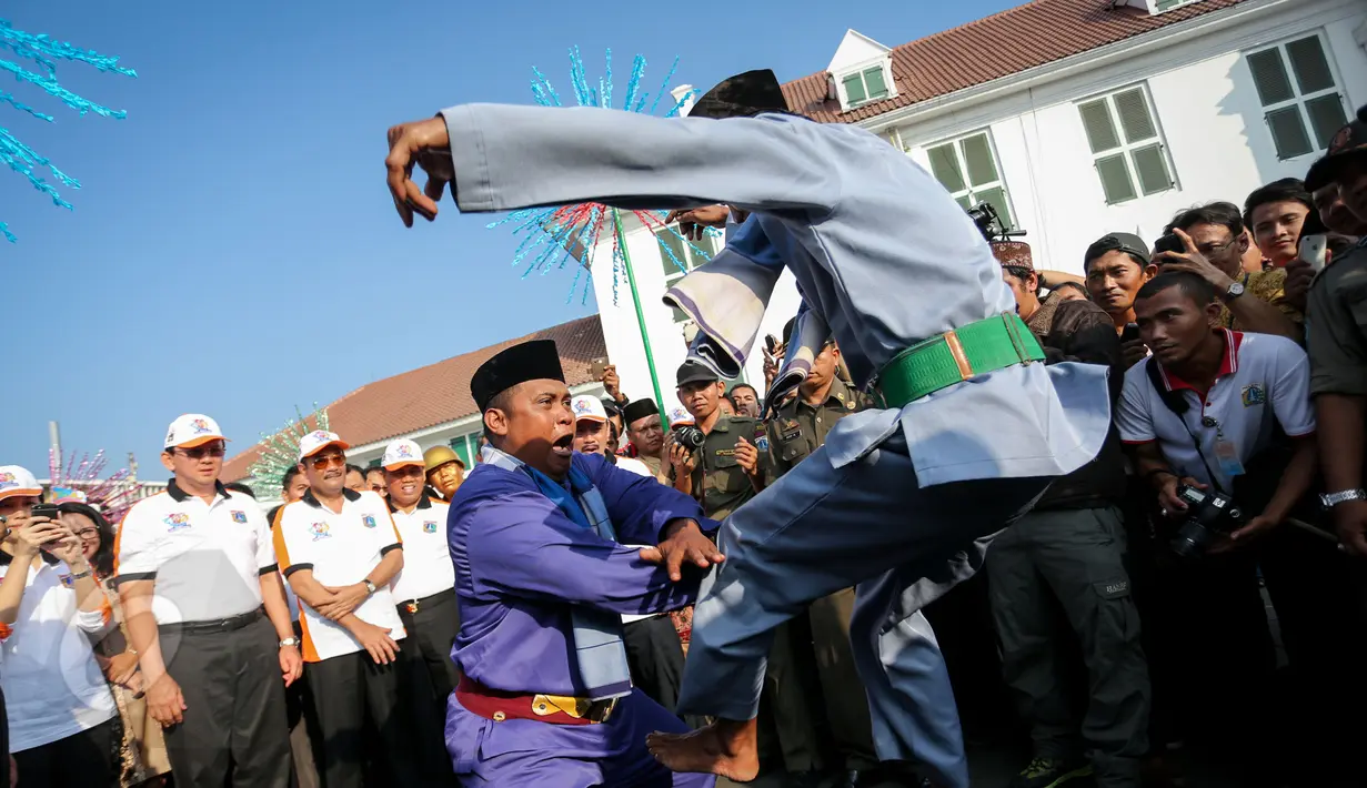Gubernur DKI, Basuki Tjahaja Purnama dan Wagub Djarot Saiful Hidayat menyaksikan kesenian khas Jakarta Palang Pintu sebelum membuka perayaan HUT Jakarta yang ke-488, di Taman Fatahillah, Jakarta, Minggu (31/5/2015). (Liputan6.com/Faizal Fanani)