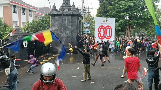 Demo Tuntut Keadilan Driver Ojol Affan Kurniawan di Depan Polda Jateng Makin Panas