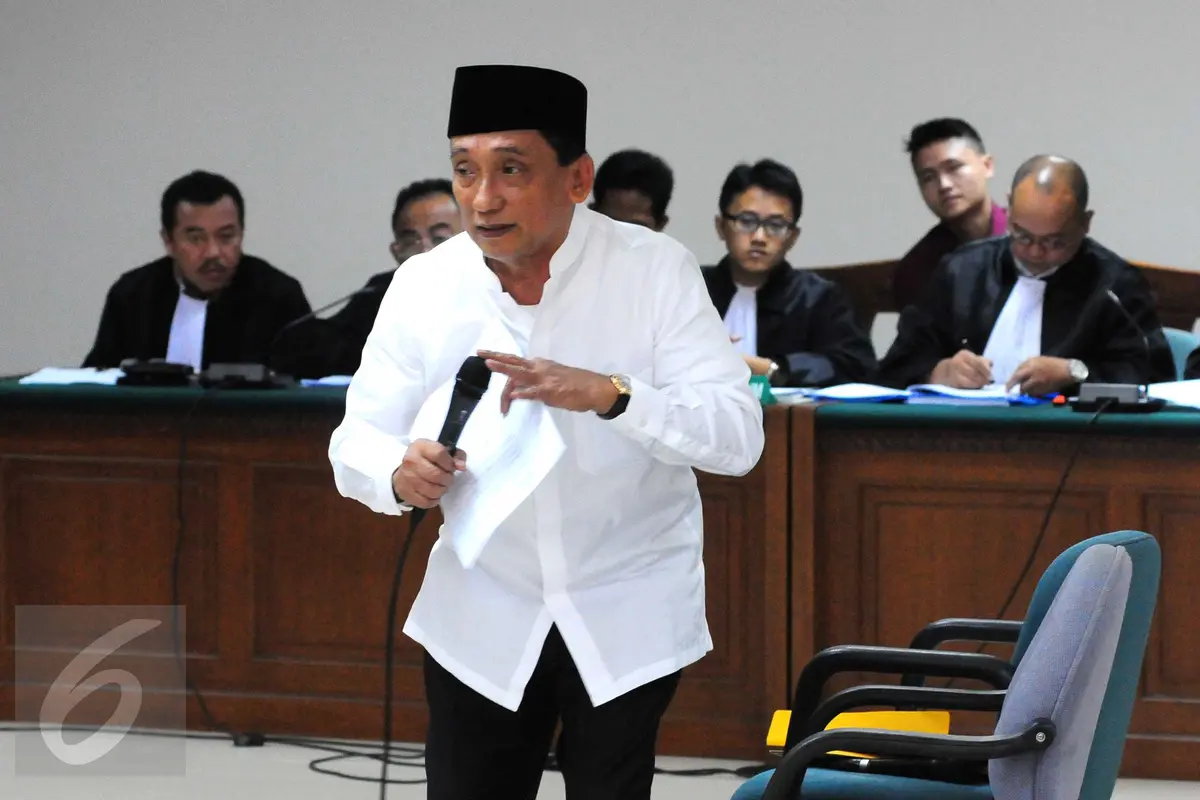 20150917-Sambil Tersenyum, Eks Bupati Bangkalan Fuad Amin Akui Terima Suap-Jakarta