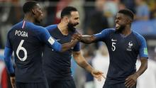 Pemain timnas Prancis, Samuel Umtiti bersama rekan setimnya merayakan kemenangan atas Belgia pada babak semifinal  di Stadion St. Petersburg, Selasa (10/7). Gol Umtiti mengantarkan Prancis lolos ke final Piala Dunia 2018. (AP/Natacha Pisarenko)