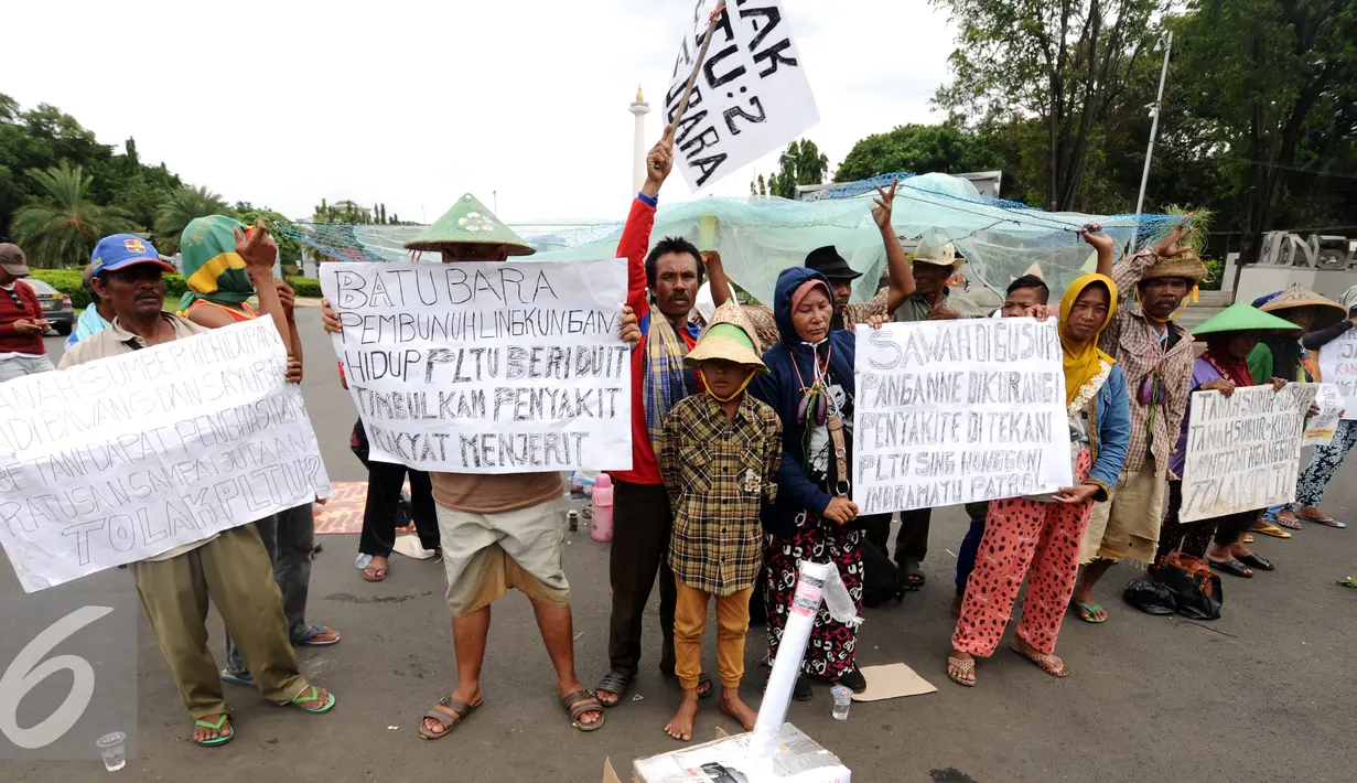 Beberapa warga melakukan unjuk rasa di depan Istana Negara, Jakarta, Senin (17/1). Dalam aksinya, mereka menolak pembangunan mega proyek Pembangkit Listrik Tenaga Uap (PLTU) di Cirebon. (Liputan6.com/Helmi Fithriansyah)