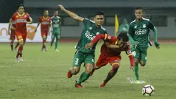 Bek PSMS Medan, Danie Pratama, menghadang bek Martapura FC, Ady Setiawan, pada laga Liga 2 di Stadion Patriot, Bekasi, Senin (13/11/2017). PSMS Medan menang 2-1 atas Martapura FC. (Bola.com/ M Iqbal Ichsan)