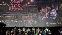 Sesi foto bersama para pemain film Sampai Titik Terakhirmu. (Foto: Aisyah Ichsani Maulida/Liputan6.com)