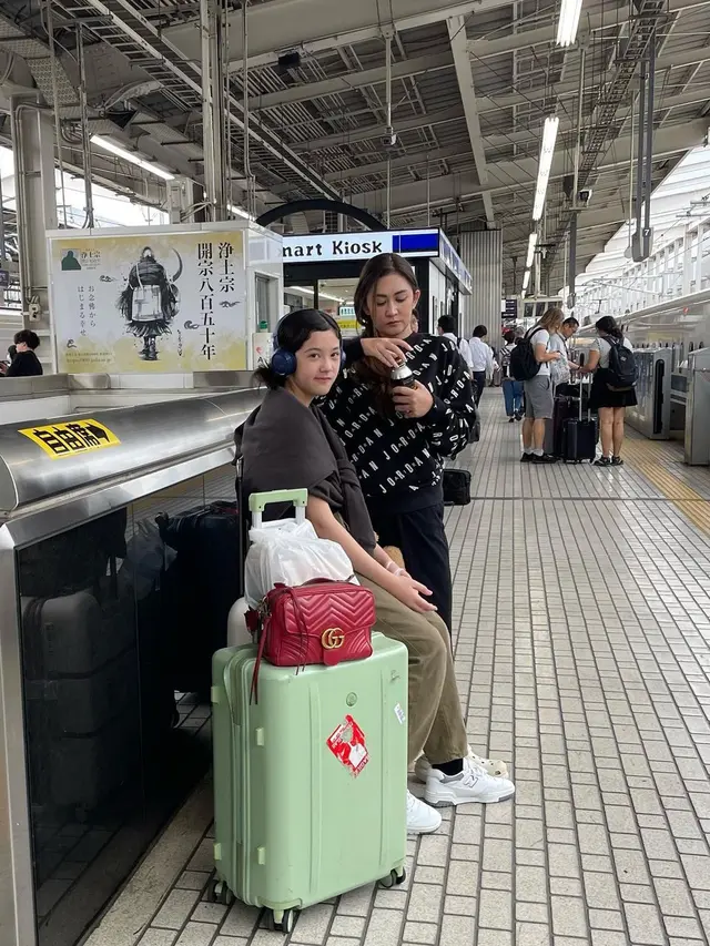 7 Potret Nafa Urback dan Zack Lee Liburan Bareng Buah Hati ke Jepang