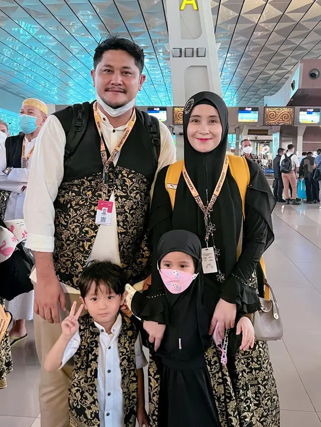 Sempat 3 Kali Ditunda, Ini 7 Momen Ryana Dea saat Jalani Umrah