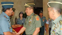 Citizen6, Jakarta: Di Mabes TNI Cilangkap, Jakarta, Letjen TNI J. Suryo Prabowo menyerahkan jabatan sebagai Kasum TNI kepada Panglima TNI karena akan memasuki masa pensiun. (Pengirim: Badarudin Bakri).