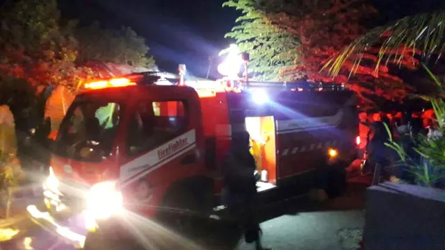 Kebakaran lalap tiga rumah di Gandatapa, Sumbang, Banyumas, Jumat malam (27/7/2018). (Foto: Liputan6.com/BPBD Banyumas/Muhamad Ridlo)