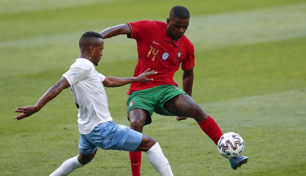 Gelandang Portugal, William Carvalho (kanan) menguasai bola dibayangi gelandang Israel, Gadi Kinda dalam laga uji coba menjelang Euro 2020 di Jose Alvalade Stadium, Lisbon, Rabu (9/6/2021). Portugal menang 4-0 atas Israel. (AP/Armando Franca)
