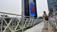 Atap jembatan penyeberangan orang (JPO) di kawasan Jalan Sudirman dibuka Pemprov DKI Jakarta. (Liputan6.com/Rizki Putra Aslendra)