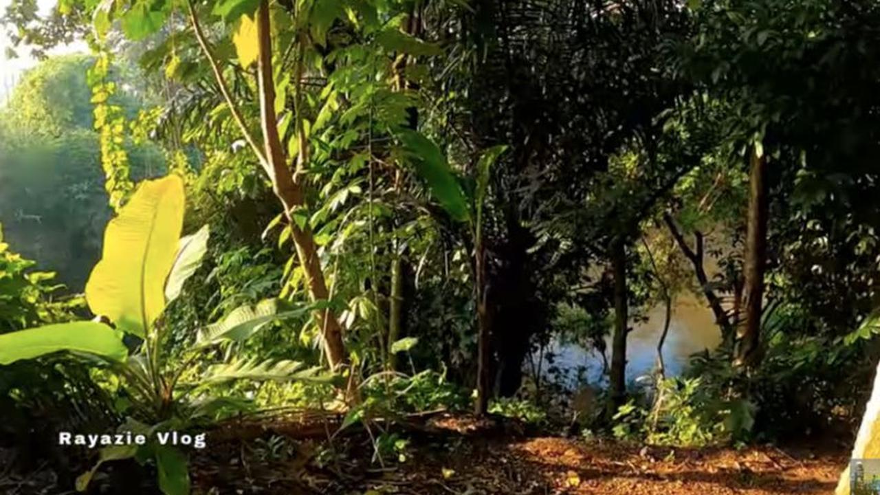 Menurut penjelasan yang dipaparkan sang perekam video, kampung pemukiman Condet Balekambang ini terletak tepat di samping Kali Ciliwung. <br>