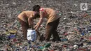 Aksi tersebut untuk membersihkan Pantai Loji dari kumpulan sampah rumah tangga yang berasal dari muara sungai Cimandiri. (merdeka.com/Imam Buhori)