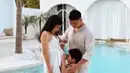 Tak hanya Tiffany, Arnold Poernomo juga mengenalkan calon adik Arthur kepada putra sulungnya. Dengan bahagia Tiffany menyodorkan perutnya agar dielus oleh sang anak. (Foto: Instagram/@tiffanysoetanto)
