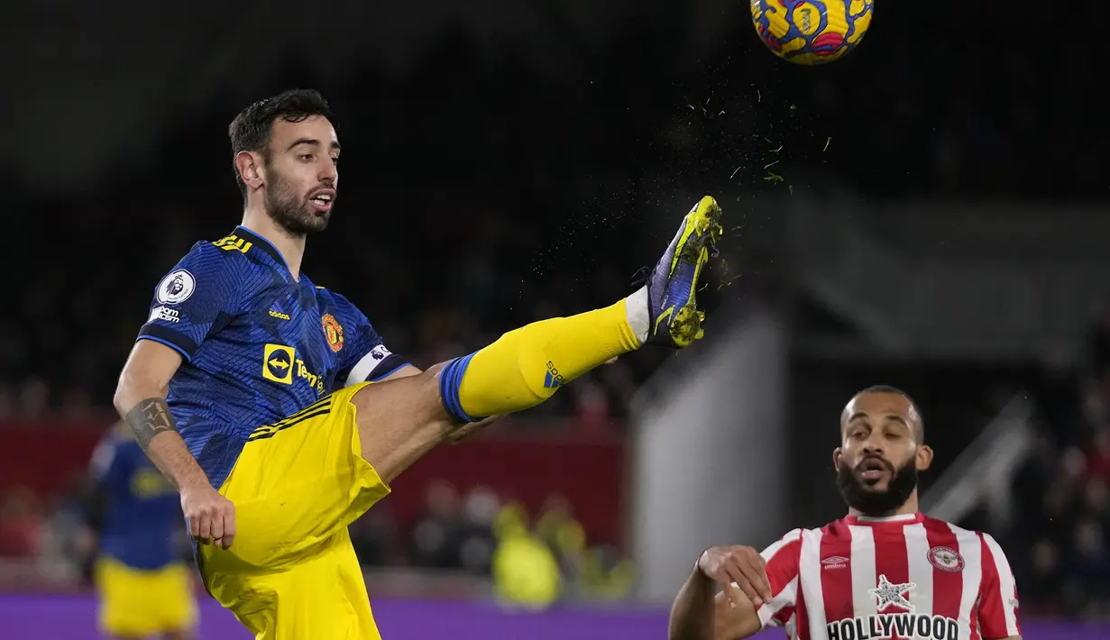 Bruno Fernandes hampir mencetak gol keempat Manchester United lewat cukilannya yang masih terlalu lemah dan dengan mudah ditangkap Jonas Loessl. (AP/Matt Dunham)