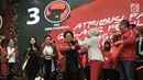 Ketum PDIP Megawati Soekarnoputri  mengenakan jaket bomber saat peluncuran Atribut Milenial di Kantor DPP PDIP, Jakarta, Kamis (20/9). Peluncuran Atribut Milenial untuk kampanye Pemilu 2019 ini diperagakan oleh para kader. (Merdeka.com/Iqbal S. Nugroho)
