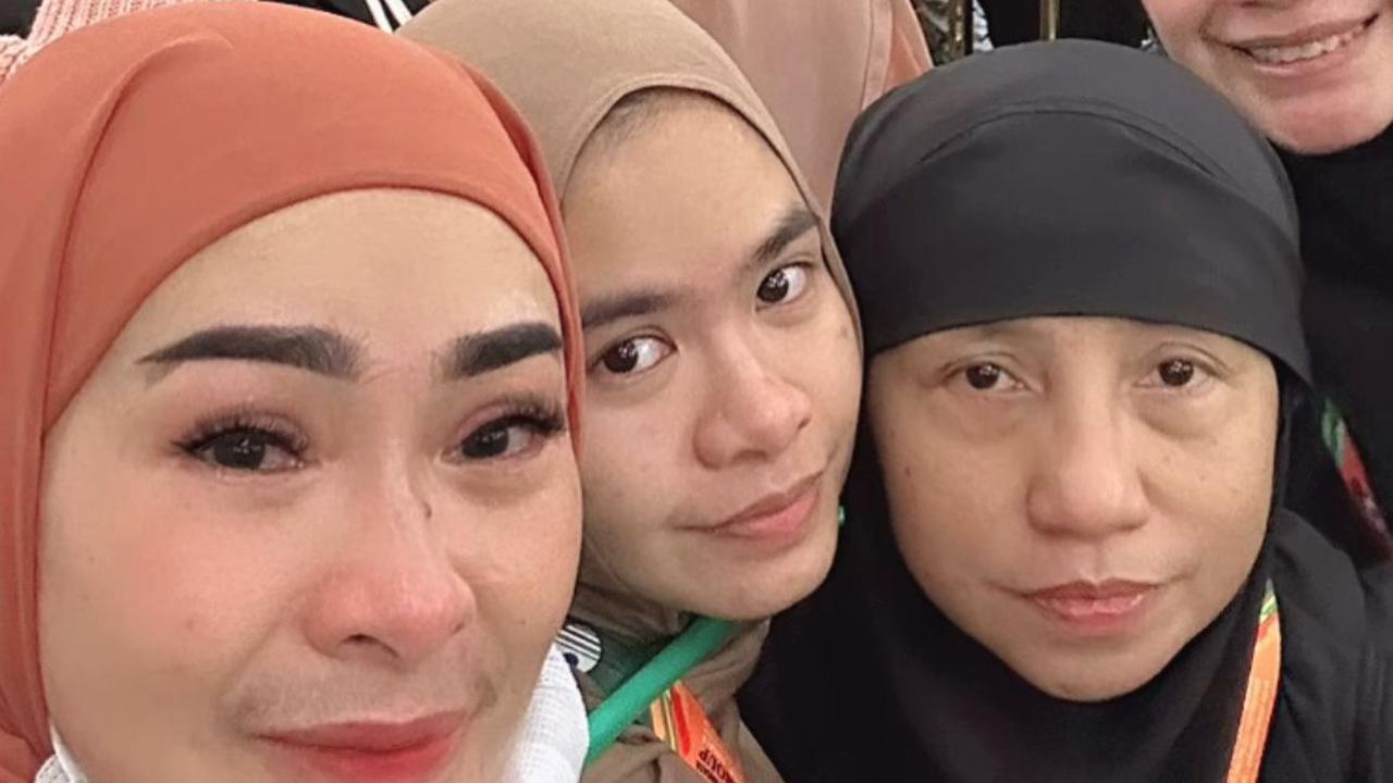 7 Potret Iis Dahlia dan Keluarga Jalani Umroh di Bulan Ramadan, Momen Penuh Haru di Tanah Suci