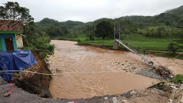 Jembatan penghubung Desa Toblong dan Desa Sukanegara, di Kabupaten Garut. Putusnya  jembatan terjadi setelah debit Sungai Cikaengan meningkat tajam dan menggerus pondasi.