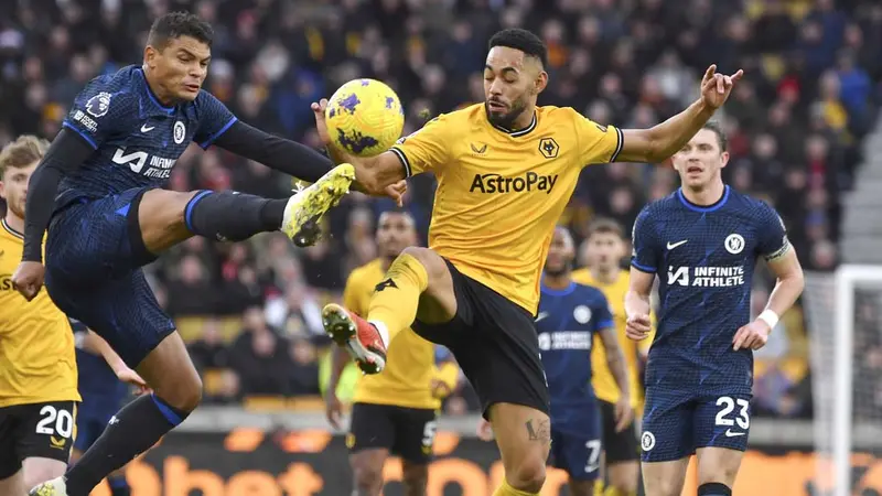 Pemain Chelsea, Thiago Silva, berebut bola dengan pemain Wolverhampton Wanderers, Matheus Cunha, pada laga pekan ke-18 Liga Inggris di Stadion Molineux, Minggu (24/12/2023). (AP Photo/Rui Vieira)