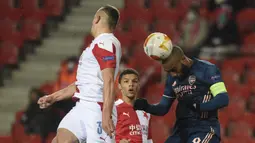 Striker Arsenal, Alexandre Lacazette (kanan) berduel udara dengan bek Slavia Praha, Tomas Holes dalam laga leg kedua perempatfinal Liga Europa 2020/2021 di Sinobo Stadium, Praha, Kamis (15/4/2021). Arsenal menang 4-0 atas Slavia Praha. (AFP/Michal Cizek)