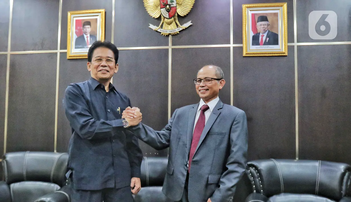 Direktur Tata Usaha Negara Kejaksaan Agung, Johanis Tanak (kiri) bersalaman dengan Auditor Badan Pemeriksa Keuangan (BPK), I Nyoman Wara bersiap mengikuti Uji Kelayakan dan Kepatutan (fit and proper test) Calon Pengganti Komisioner Komisi Pemberantasan Korupsi (KPK) di Ruang Rapat Komisi III DPR, Kompleks Parlemen, Senayan, Rabu (28/9/2022).  (Liputan6.com/Angga Yuniar)