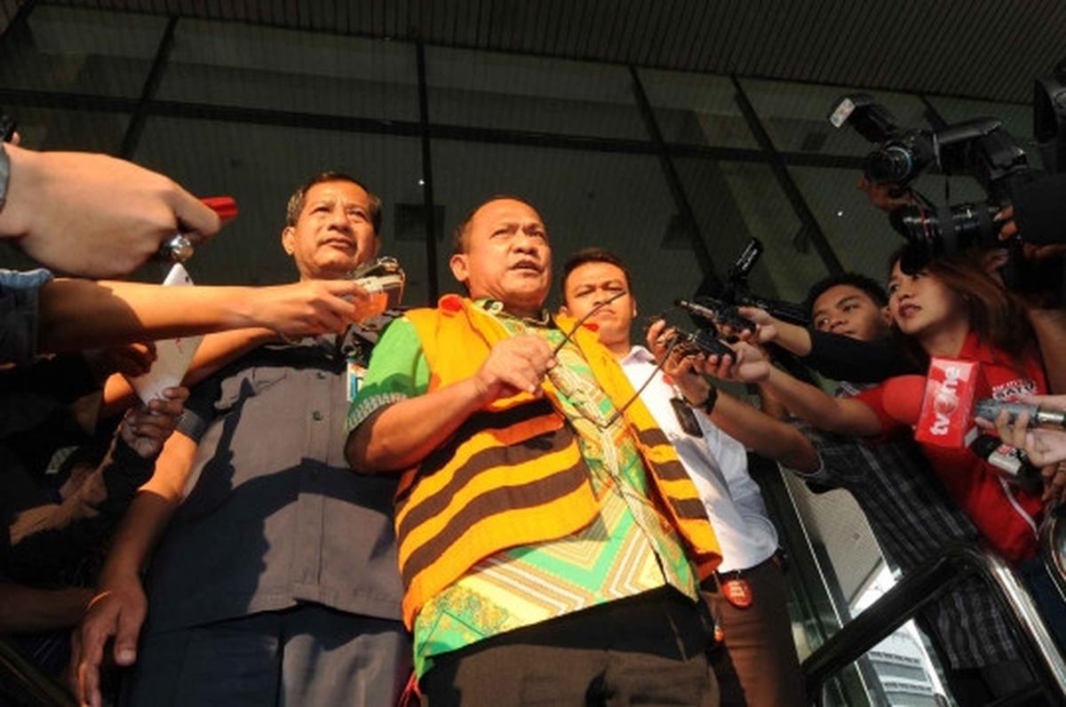 Usai diperiksa, tersangka Rusli Sibua pede keluar KPK pakai kacamata