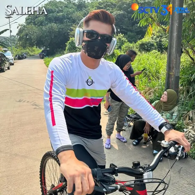 Teuku Ryan di lokasi syuting sinetron terbaru SCTV berjudul Saleha (https://www.instagram.com/p/C63e7kmSwfh/?img_index=4)