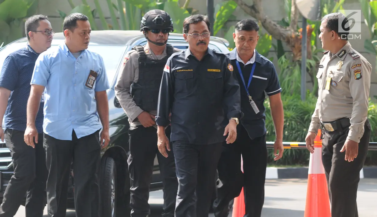 Gubernur Kepulauan Riau (Kepri) Nurdin Basirun (tengah) dengan kawalan petugas tiba di Gedung KPK, Jakarta, Kamis (11/7/2019). Nurdin beserta lima orang lainnya terjerat Operasi Tangkap Tangan (OTT) KPK terkait dugaan kasus suap dana izin reklamasi di Provinsi Kepri. (merdeka.com/Dwi Narwoko)