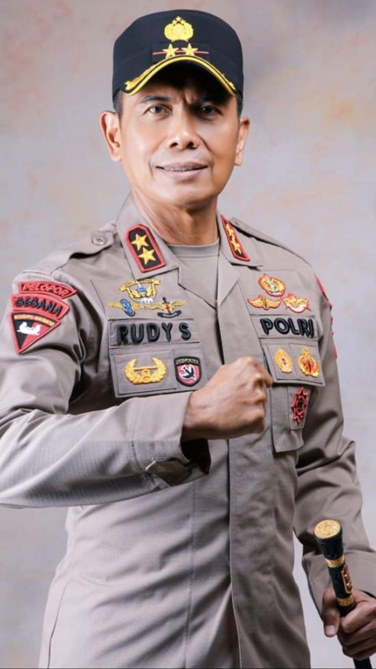 Jenderal bintang tiga ini dikenal memiliki tubuh tinggi dan kekar. Karena proporsi tubuhnya itu, ia mendapat julukan sebagai 'Rudy Gajah'