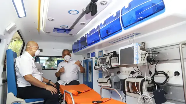 Pelindo III Sumbang Mobil Ambulance