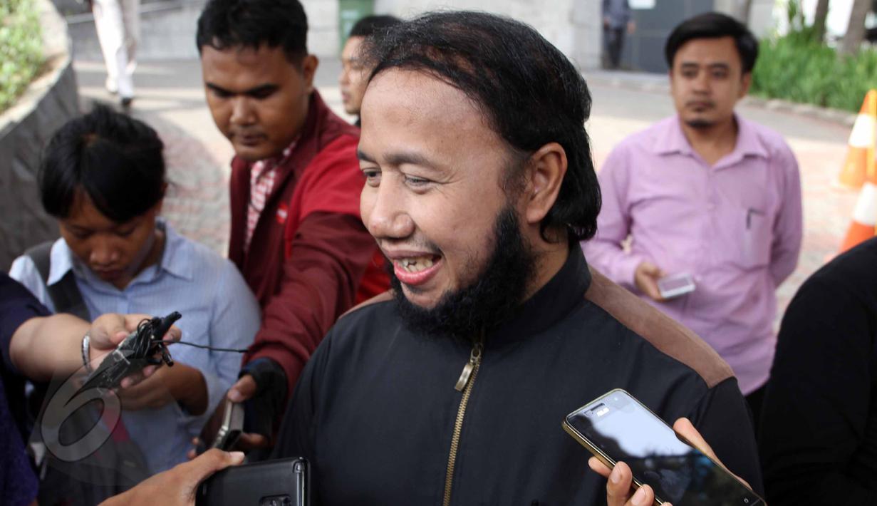 Ustad Haryono menjawab pertanyaan wartawan usai diperiksa penyidik KPK, Jakarta, Senin (8/6). Haryono diperiksa sebagai saksi kasus dugaan pemerasan dalam pengadaan alat kesehatan di Pemprov Banten dengan tersangka Ratu Atut. (Liputan6.com/Helmi Afandi)