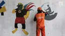 Petugas Penanganan Prasarana dan Sarana Umum (PPSU) Kelurahan Bintaro menggambar mural Asian Games 2018 di kolong Jembatan Layang Tol Bintaro, Jakarta, Senin (13/8). Mural tersebut untuk sosialisasi dan mendukung Asian Games. (Liputan6.com/Fery Pradolo)