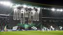 Suporter Sporting CP membentangkan banner besar bertuliskan terima kasih Ruben Amorim pada laga Liga Champions 2024/2025 melawan Manchester City di Jose Alvalade, Lisbon, Portugal, Rabu (06/11/2024) WIB. (AFP/Filipe Amorim)