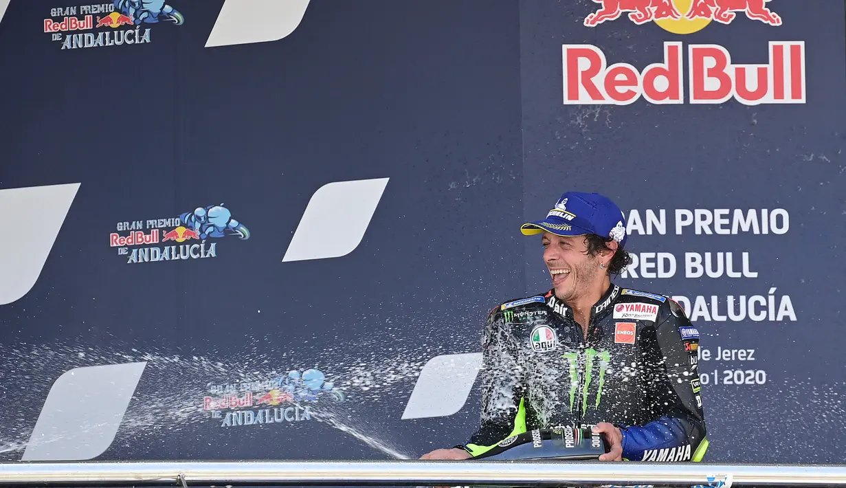 Pembalap Monster Energy Yamaha Valentino Rossi merayakan di podium setelah balapan Grand Prix Andalucia di Jerez de la Frontera pada 26 Juli 2020. Kali terakhir Rossi naik podium menempati podium ketiga pada seri kedua MotoGP 2020 yang digelar di Sirkuit Jerez, Spanyol. (AFP/Javier Soriano)