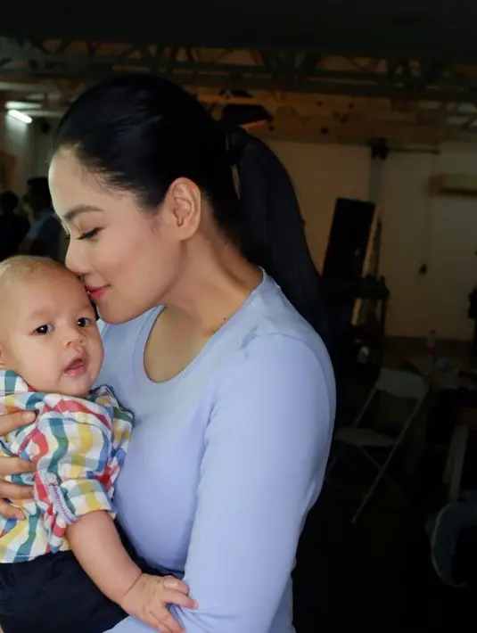 Menurut ibu dua anak itu, perjalanannya nanti merupakan perjalanan terjauh pertama anaknya. Lantaran selama ini, ia hanya mengajaknya ke Bali. (Instagram/kaiattarsugiono)