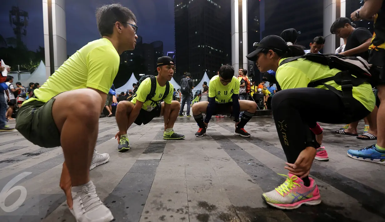 Peserta melakukan pemanasan sebelum mulai berlari dalam Jakarta Ultra 100K, Sabtu (12/11). Lomba lari ultra ini merupakan race ultra pertama dengan jarak tiap etape 25 kilometer. (Liputan6.com/Fery Pradolo)