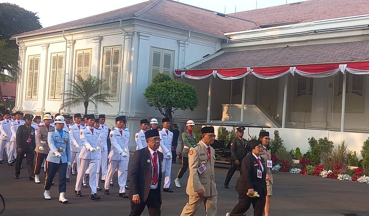 Tiga orang lainnya dari Tim Indonesia Jaya bertugas untuk menurunkan bendera ialah Frans Timothy Prawira Siallagan sebagai Komandan Kelompok 8 mewakili Provinsi Lampung.