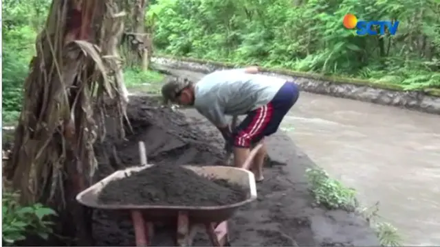 Dari material Gunung Agung yang mengendap di sungaiWarga bisa mengumpulkan pasir sebanyak satu mobil pick up dan dijual Rp 250 ribu.