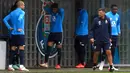 Pelatih FC Porto Sergio Conceicao (kanan) mengambil bagian dalam sesi latihan jelang menghadapi AC Milan pada pertandingan Grup B Liga Champions di FC Porto's Olival, Vila Nova de Gaia, Portugal, 2 November 2021. Porto akan melawan AC Milan pada 4 November 2021. (FERNANDO VELUDO/AFP)