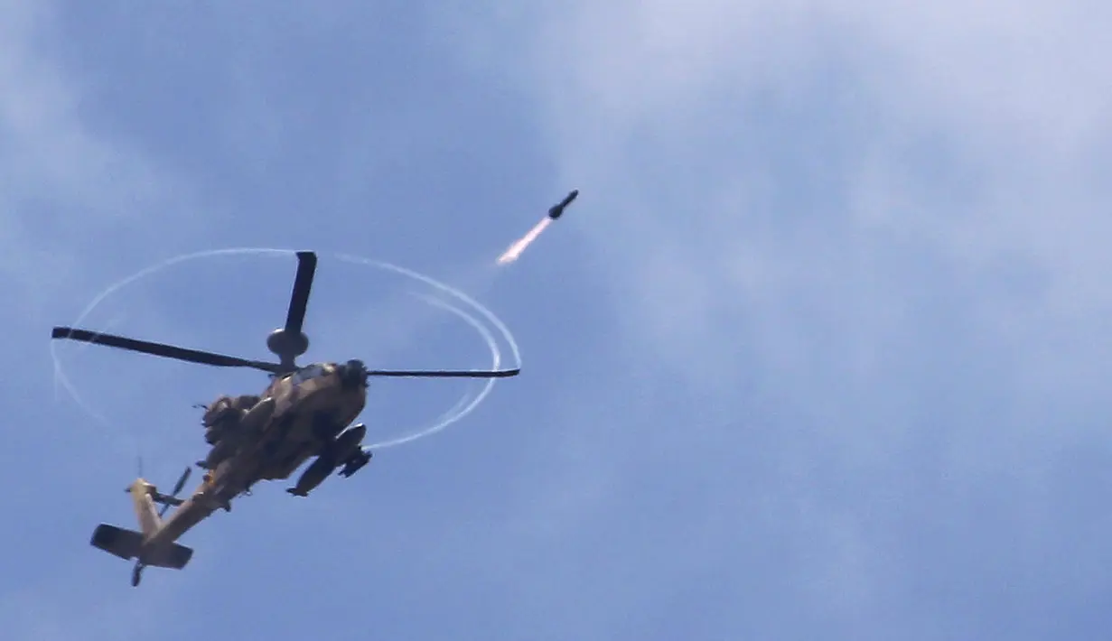 Militer Israel kembali melancarkan serangan udaranya dengan menggunakan helicopter Apache. (23/7/14) (REUTERS/Baz Ratner) 