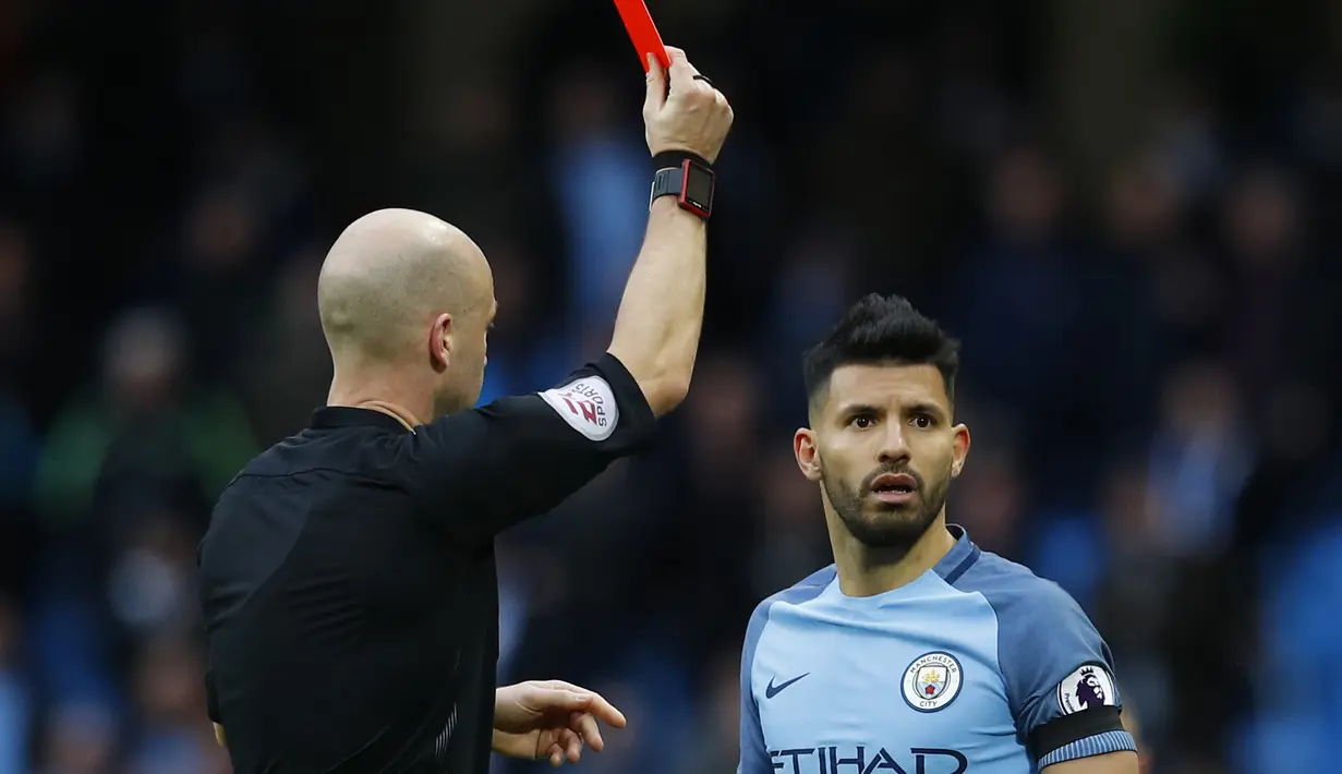 Pemain Manchester City, Sergio Aguero menerima kartu merah saat timnya menjamu Chelsea pada laga Premier League di Etihad Stadium, (3/12/2016). (Reuters/Phil Noble) 