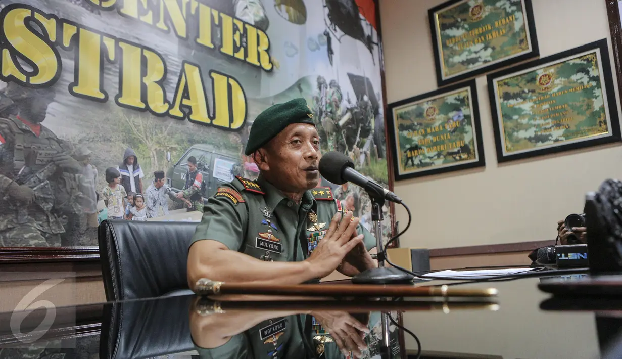 Pangkostrad Letnan Jendral Mulyono ketika memberikan keterangan terkait kasus penusukan anggota Brigif L-3/k  di Media Center Kostrad, Jakarta, Senin (13/7/2015). Mulyono menyerahkan pengusutan kasus tersebut kepada kepolisian (Liputan6.com/Faizal Fanani)