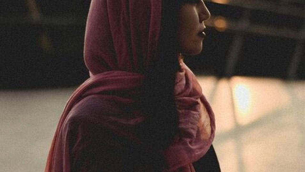 5 Model Baju Lebaran Warna Burgundy yang Jadi Tren di Tahun 2025, Simple Tapi Elegan