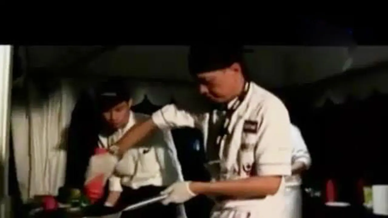 Chef Memasak Sambil Jadi DJ