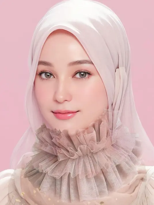 Tetap pakai hijab, paras Shireen Sungkar bikin pangling dan sangat berbeda dengan aslinya. Pakai filter atau tidak tetap sama-sama cantik, Fairuz A Rafiq sebut paras asli istri Teuku Wisnu ini jauh lebih cantik. Netizen ramai bubuhkan komentar, netizen menyebut ibu tiga anak ini blasteran Arab hingga Korea. Bahkan tak sedikit netizen yang salah fokus dan mengira Shireen Sungkar adalah Dinda Hauw. (Liputan6.com/IG/@shireensungkar)