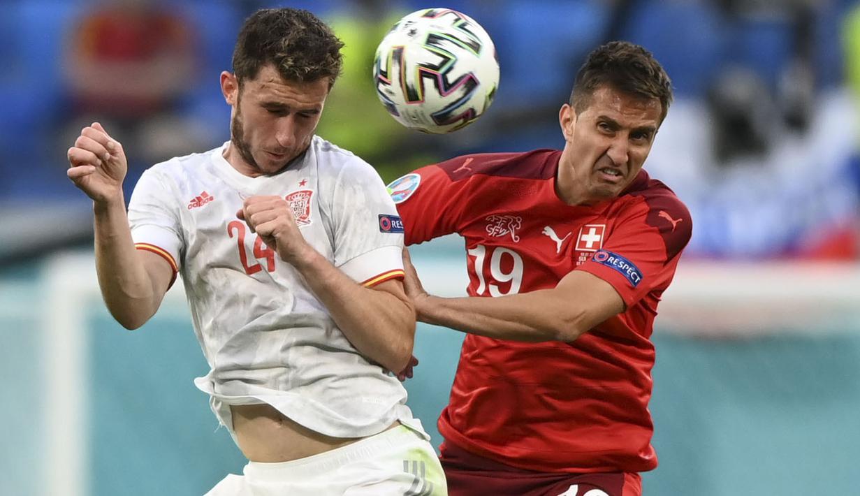 Tensi pertandingan menjadi lebih tinggi. Swiss semakin berambisi untuk memutarbalikkan keadaan sedangkan Spanyol berusaha untuk menjauhkan keunggulan. Namun hingga peluit babak kedua dibunyikan, kedudukan imbang satu sama tetap menghiasi papan skor. (Foto: AP/Pool/Kirill Kudryavtsev)