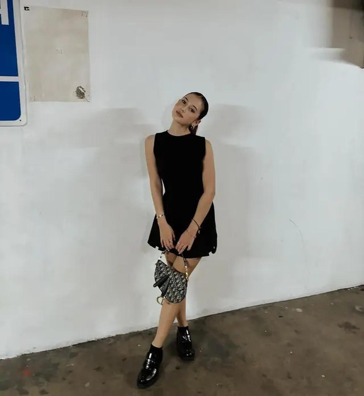 Dalam gaya makeup ala Latina, Sandrina Michelle terlihat effortlessly stylish dengan rambut sleek ponytail.<br>