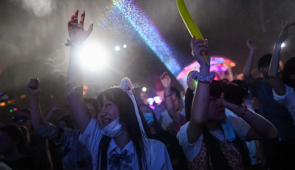 Sejumlah orang berpartisipasi dalam festival musik di Wuhan, Provinsi Hubei, China, 4 Agustus 2020. Wuhan kembali pulih sejak karantina terkait COVID-19 dicabut. (Hector Retamal/AFP)